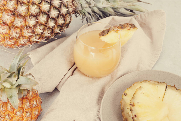 Refreshing pineapple juice on the table - Foto, imagen