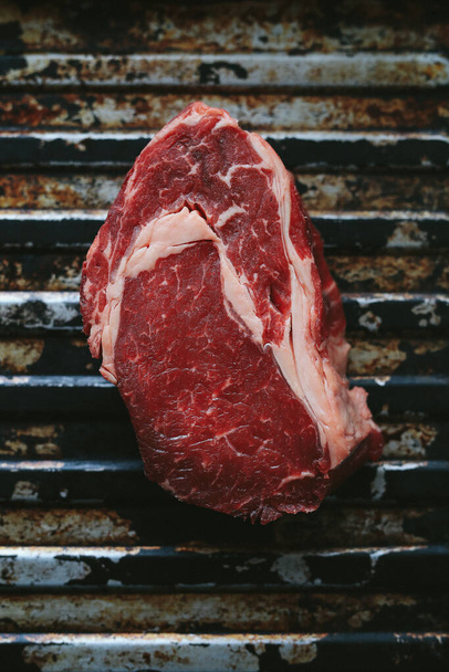 Főzés, húskészítés. Nyers steak az asztalon - Fotó, kép