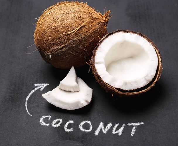 Pij. Kokosový ořech na stole - Fotografie, Obrázek