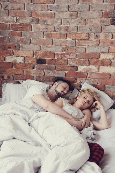Lifestyle. Beautiful couple in bed - Фото, изображение