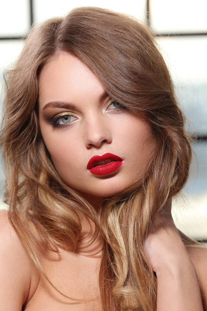 Hermosa mujer con cabello rubio y lápiz labial rojo - Foto, Imagen