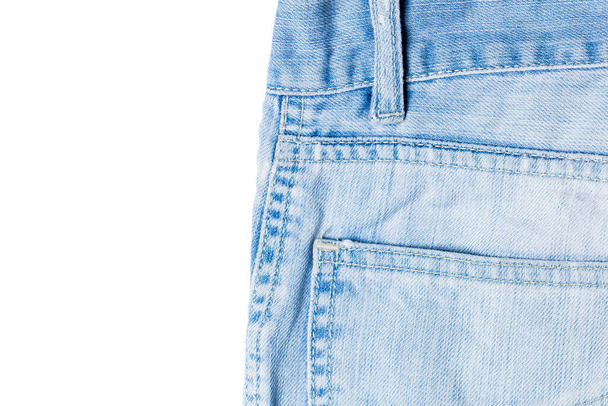 Снимок крупным планом части джинсов на белом фоне - Фото, изображение