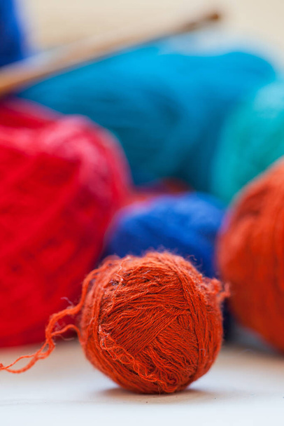 Κοντινό πλάνο εικόνα από πολύχρωμες μπάλες πλέξιμο νήμα σε ένα τραπέζι - Φωτογραφία, εικόνα