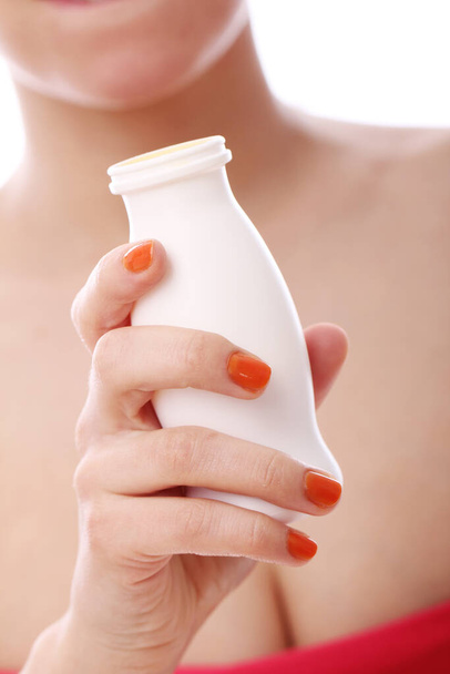 Vrouw en fles yoghurt over witte achtergrond - Foto, afbeelding