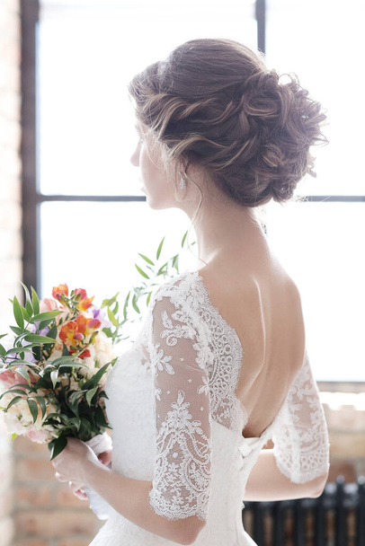 красивая невеста в свадебном платье - Фото, изображение