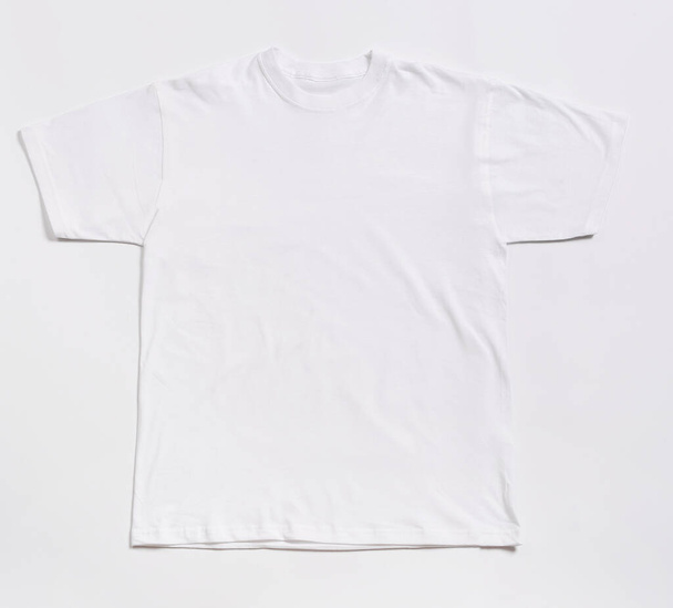 Camisa blanca sobre fondo blanco - Foto, Imagen