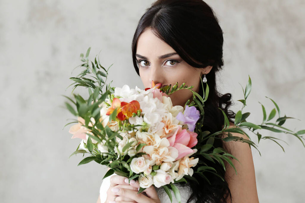 Beautiful bride in wedding dress - Foto, Imagen
