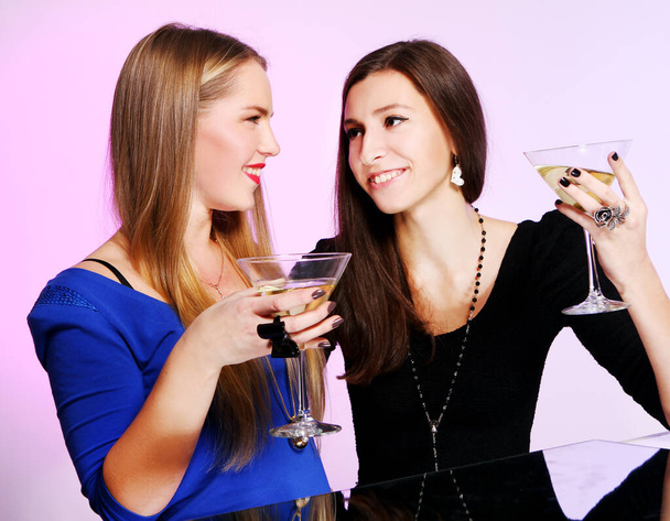 Due giovani e allegre amiche con cocktail colorati
 - Foto, immagini