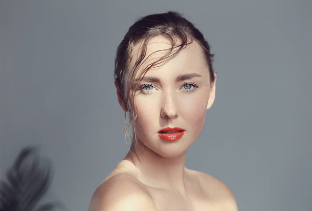 Prachtig. Mooie vrouw met rode lippenstift - Foto, afbeelding