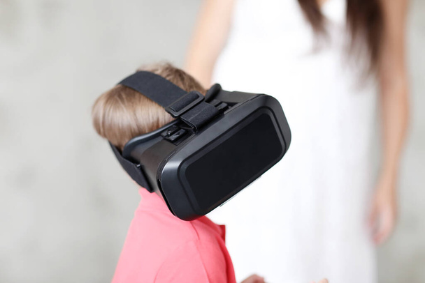 Dziecko. Młody chłopiec z słuchawkami VR - Zdjęcie, obraz