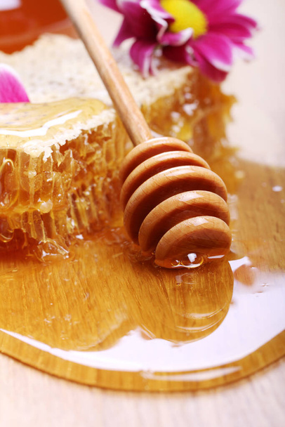 Miel fresca en la mesa de madera - Foto, Imagen
