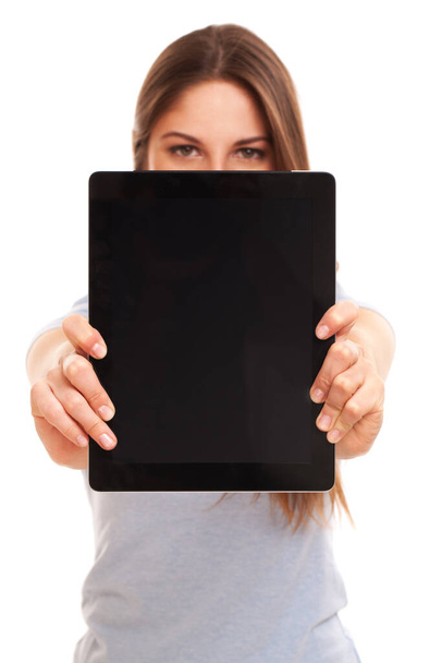 Jonge blanke vrouw met tablet PC over witte achtergrond - Foto, afbeelding