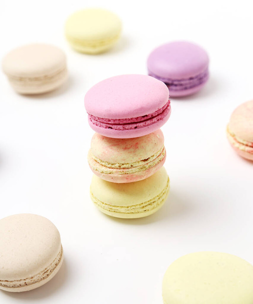 Cukroví, zlato. Vynikající francouzský macaron na stole - Fotografie, Obrázek