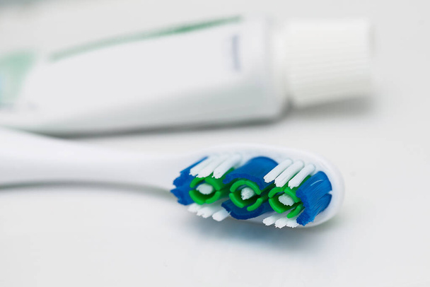 Κοντινή εικόνα οδοντόβουρτσας και γέλης δοντιών σε σωλήνα - Φωτογραφία, εικόνα