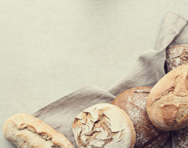 Смачний хлібний хліб на столі
 - Фото, зображення