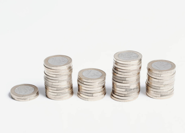 Finanzen, Geld. Münzen auf dem Tisch - Foto, Bild