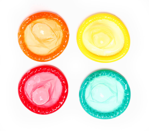 Preservativos coloridos sobre un fondo blanco - Foto, imagen