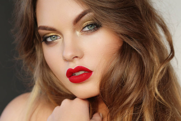 Hermosa mujer con cabello rubio y lápiz labial rojo - Foto, imagen