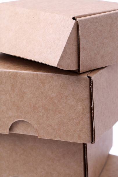 Beyaz arkaplanda karton kutular - Fotoğraf, Görsel