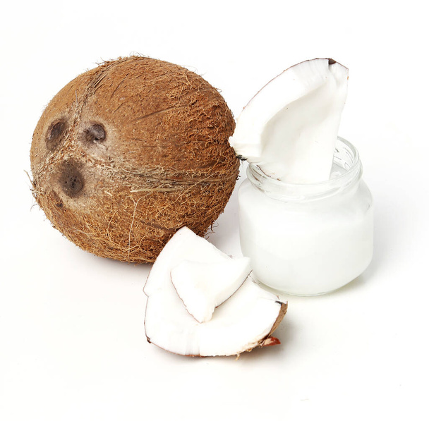 кокос на белом фоне - Фото, изображение