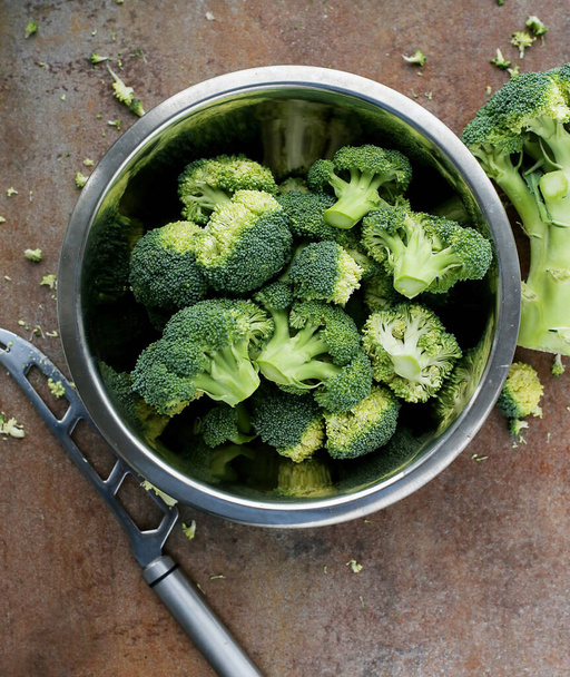 Gemüse. Brokkoli auf dem Tisch - Foto, Bild