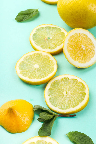 Agrumi, aspri. Limone sul tavolo - Foto, immagini