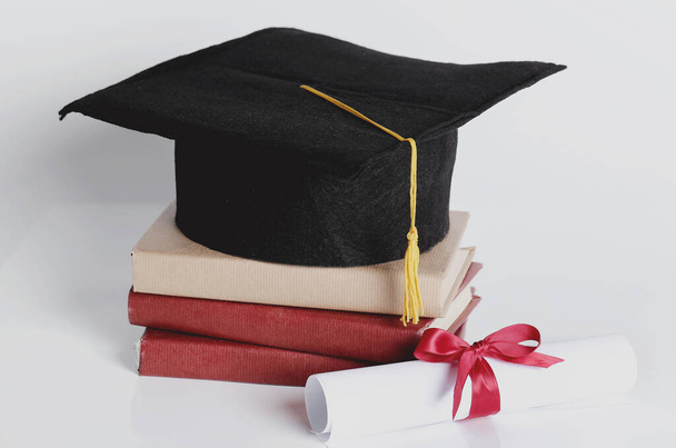 Αποφοίτηση. Πλατεία ακαδημαϊκό καπέλο με βιβλία - Φωτογραφία, εικόνα