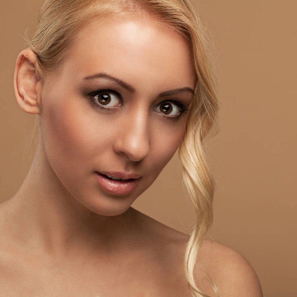 Ritratto di giovane donna naturale con capelli biondi - Foto, immagini