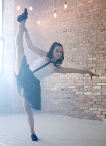 Donna flessibile in studio di danza - Foto, immagini