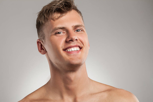 Portrait of handsome naked caucasian guy over grey background - Фото, зображення