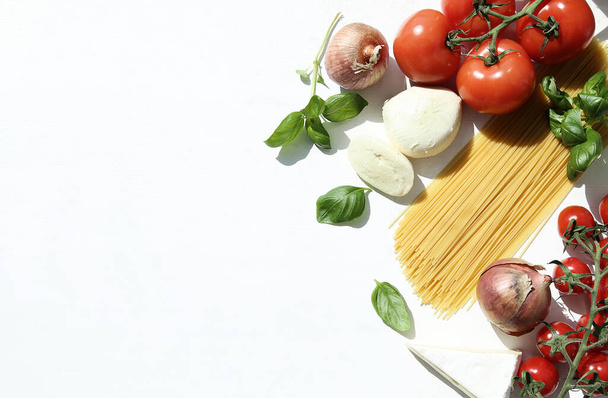 Verduras y pasta sobre la mesa - Foto, Imagen
