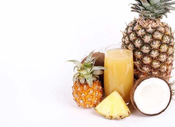 Освежающий ананасовый сок на столе - Фото, изображение