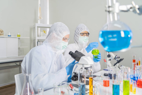 Západoněmecký pár pracující na zkumavce pro analýzu a vývoj vakcíny proti viru covid-19 v laboratoři nebo laboratoři v oblasti lékařství, chemie, zdravotnictví, výzkumu. Experimentální věda. - Fotografie, Obrázek