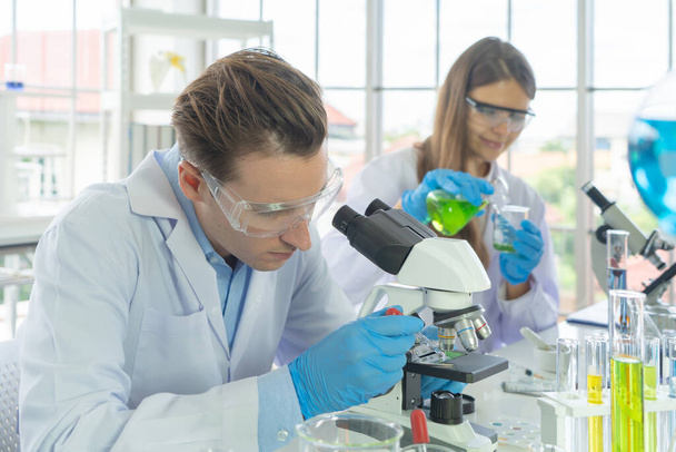 Západoněmecký pár pracující na zkumavce pro analýzu a vývoj vakcíny proti viru covid-19 v laboratoři nebo laboratoři v oblasti lékařství, chemie, zdravotnictví, výzkumu. Experimentální věda. - Fotografie, Obrázek
