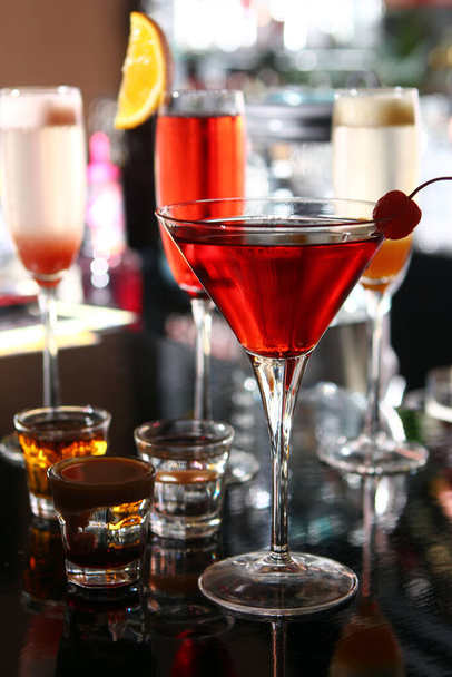 Verschillende cocktails op een barpodium  - Foto, afbeelding
