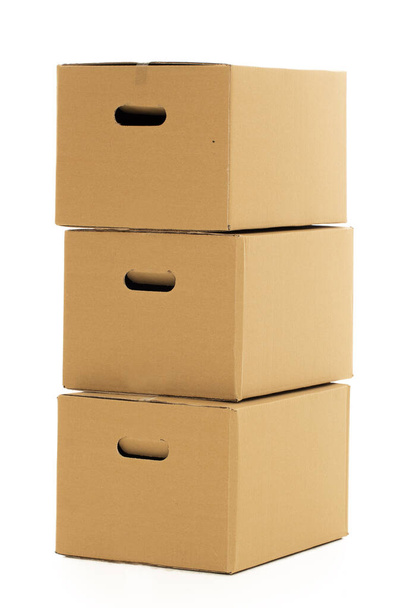Pocas cajas de cartón sobre el fondo blanco - Foto, Imagen