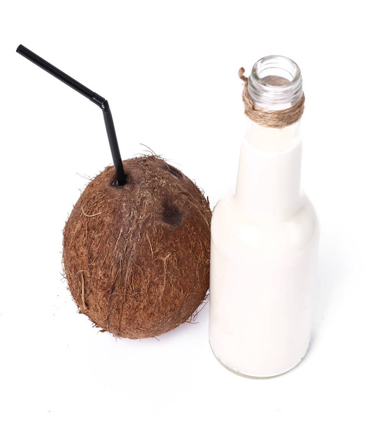 Kokosmelk op een witte achtergrond - Foto, afbeelding