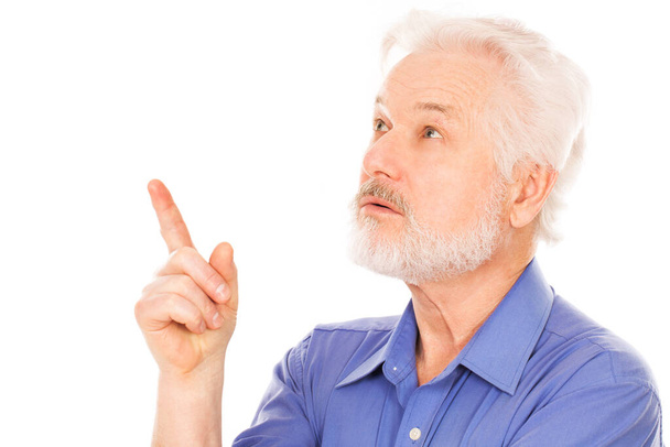 Porträt eines hübschen älteren Mannes mit Bart auf weißem Hintergrund - Foto, Bild