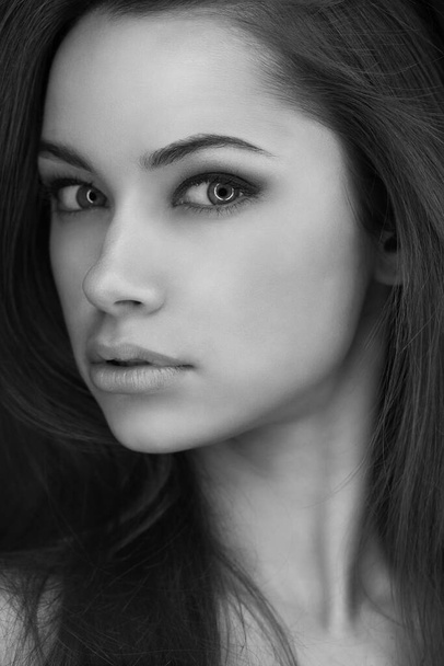 Mladá atraktivní žena s velkýma očima - Fotografie, Obrázek