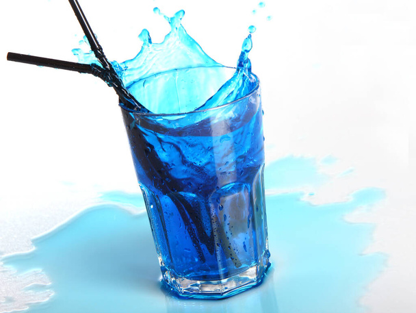Cocktail bleu de fruits avec éclaboussures isolées sur blanc - Photo, image