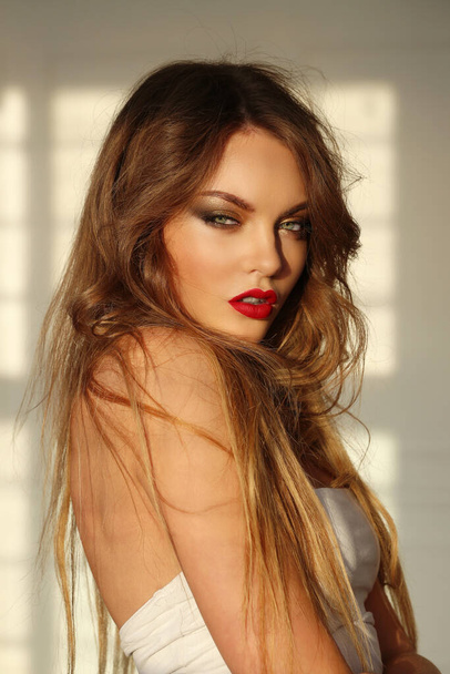 Belle femme aux cheveux blonds et au rouge à lèvres rouge - Photo, image