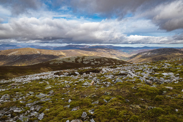 Scenic mountain view with open space and fluffy white clouds on the horizon. Summer in Cairngorm Nationl Park in Scottish Highlands.  - Foto, immagini