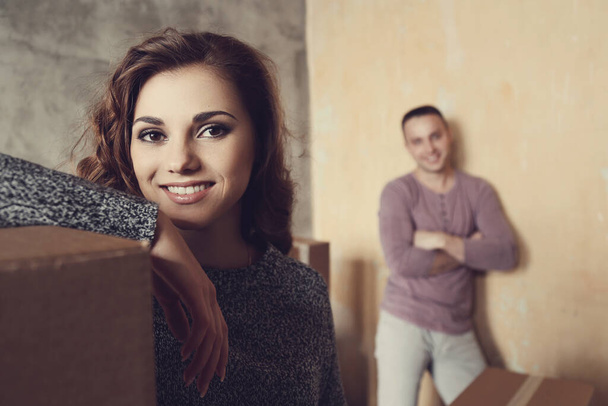 Cute couple during moving home - Foto, Imagen