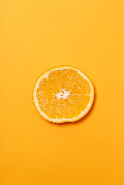 Citrus. Citrona na žlutém pozadí - Fotografie, Obrázek