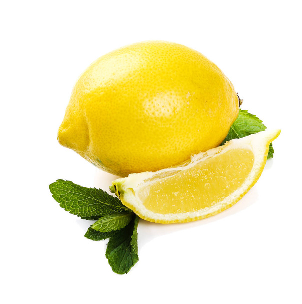 Цитрусовые, кислые. Лимон на столе - Фото, изображение