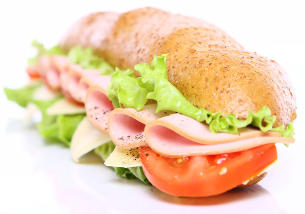 Свіжий і смачний бутерброд на білому тлі
 - Фото, зображення