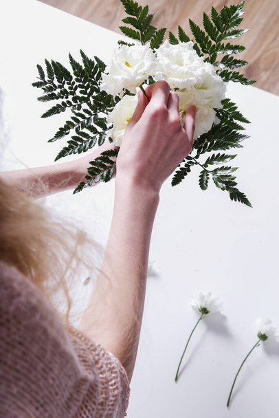 柔らかい肌の女性が花束を作る - 写真・画像