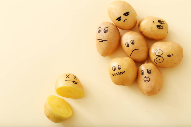 Kunst. Lustige Kartoffel auf gelbem Hintergrund - Foto, Bild