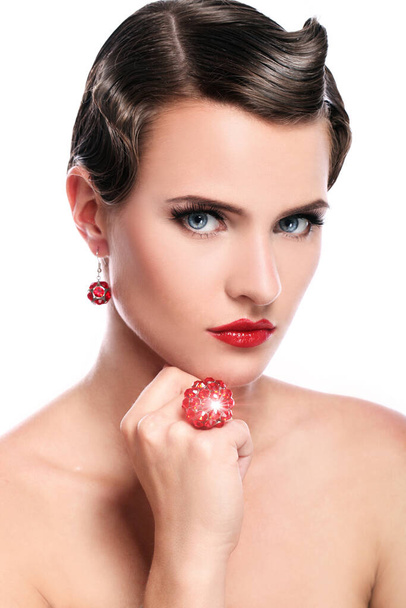 Mujer joven y hermosa con joyas rojas sobre fondo blanco
 - Foto, Imagen