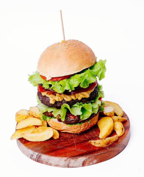Deliciosa hamburguesa sobre un fondo blanco - Foto, Imagen